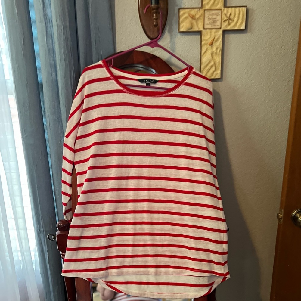 Kiara size large red and white sweater women long sleeves great condition
